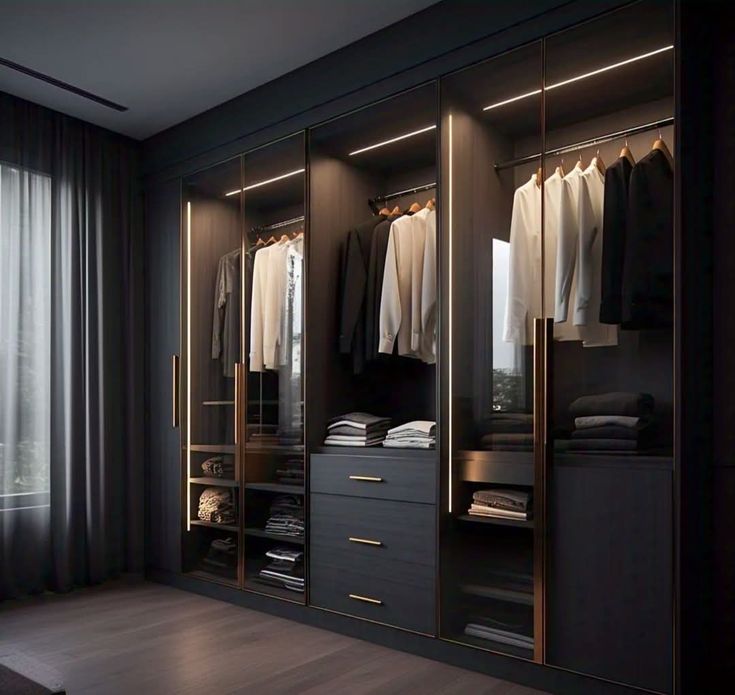خزانة ملابس فاخرة "مانهاتن" باللون الرمادي الداكن، مع أبواب زجاجية مدخنة وإطارات ومقابض برونزية، وإضاءة LED داخلية دافئة.