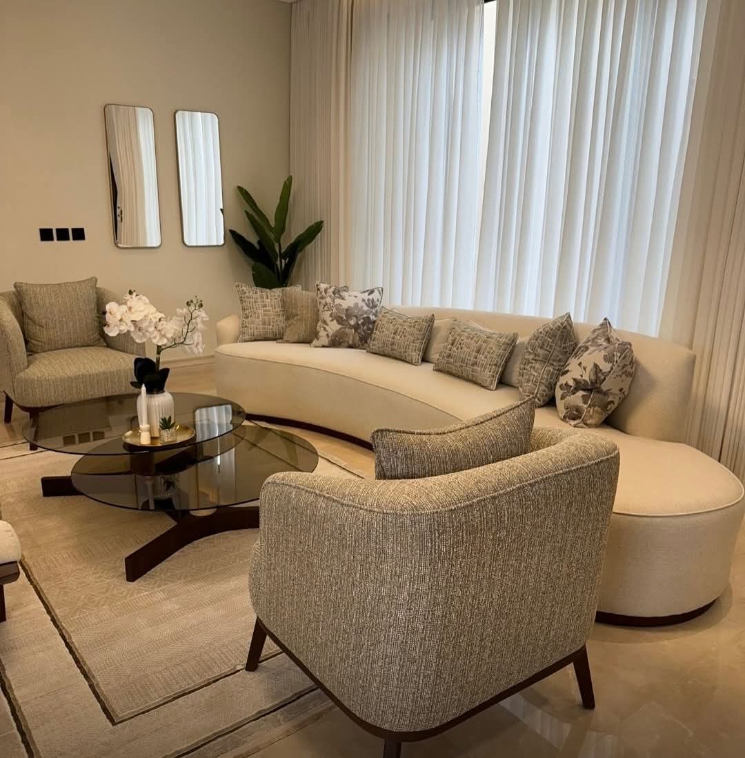 طقم أنتريه " بروميس " 4 قطع - كنبة منحنية، 2 فوتيه، وبانكيت بتصميم معاصر