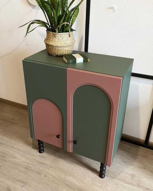 وحدة ثنائية الجانبية مودرن بتصميم Color Block أخضر زيتوني ووردي ترابي مع أرجل كروية سوداء من رحايا.