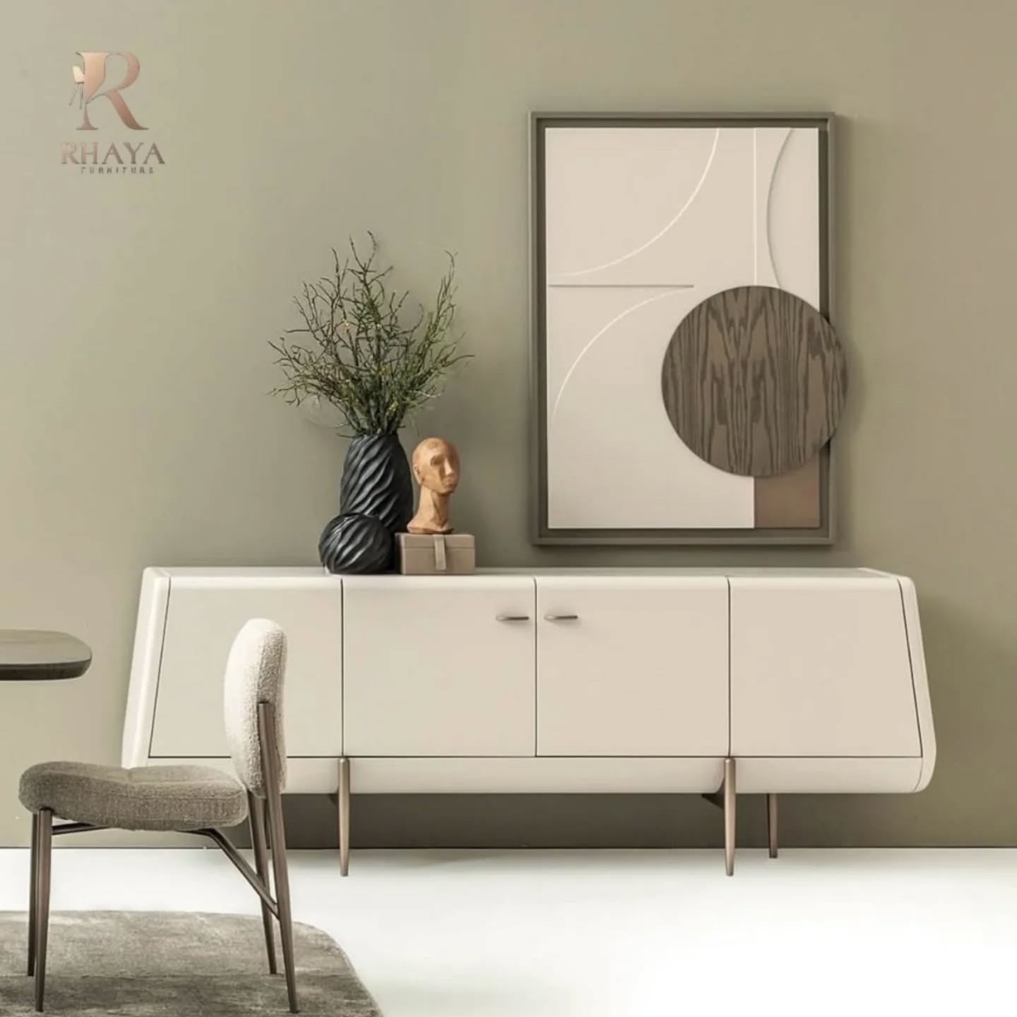 طقم سفرة أرينا - ترابيزة بقاعدة نحتية عصرية وكراسي قماش بوكليه