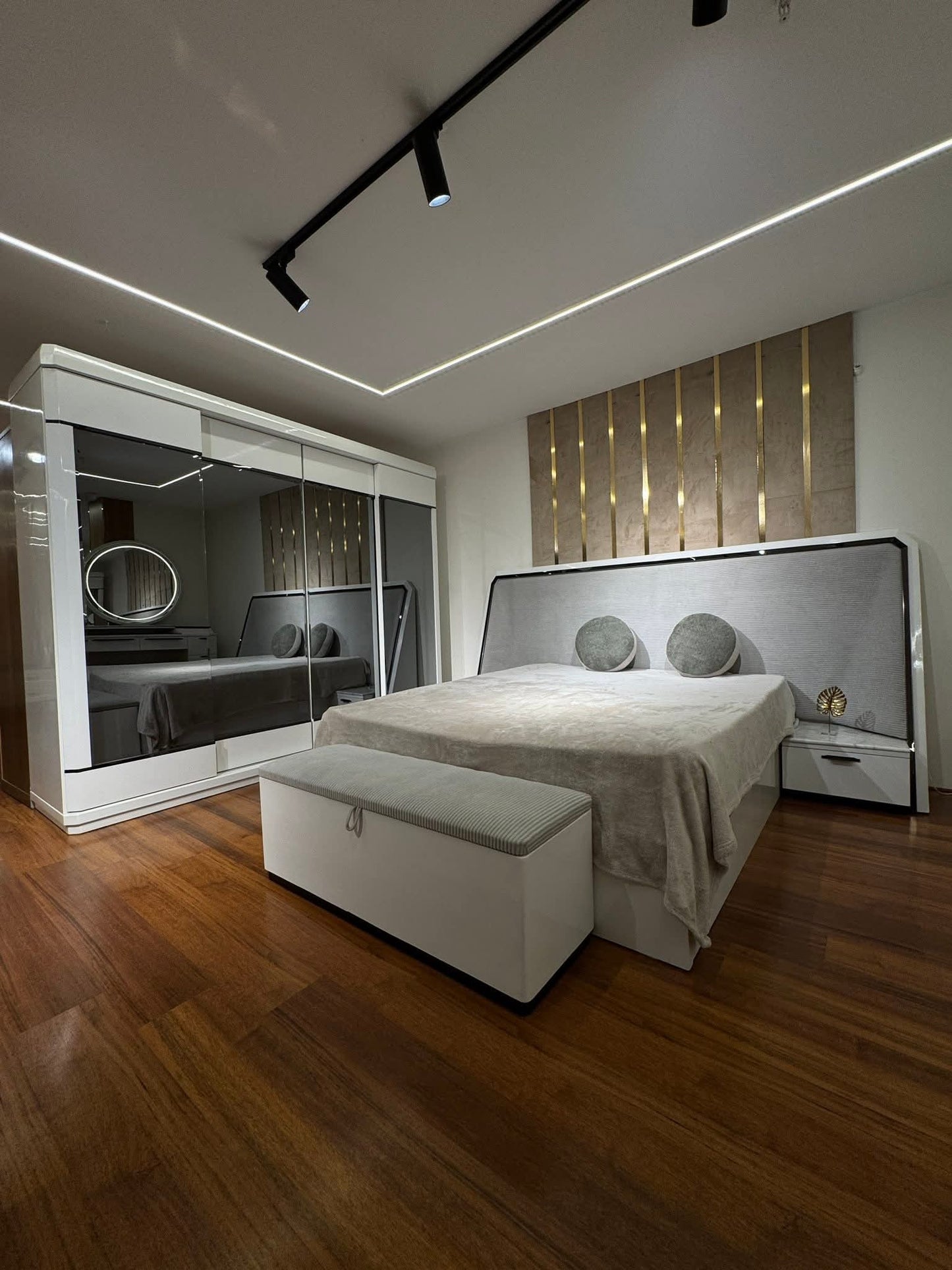 غرفة نوم مودرن كاملة بتصميم أبيض لامع × رمادي أنيق