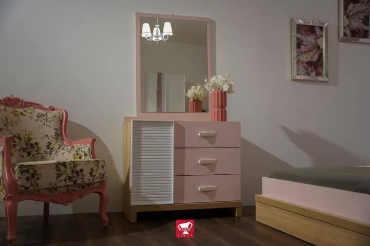 غرفة نوم أطفال مزدوجة بنات – تصميم عصري وردي وخشبي