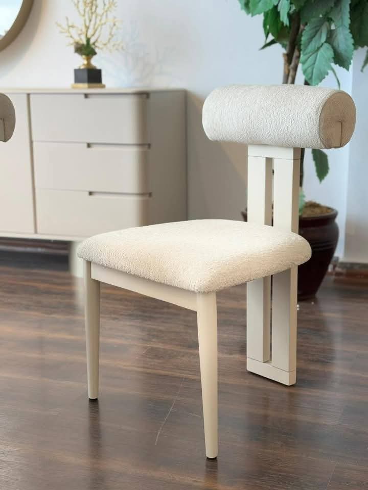 غرفة سفرة سيينا مودرن كاملة 8 كراسي بيج فاتح وطاولة مستطيلة مع بوفيه ومرايا دائرية من رحايا.