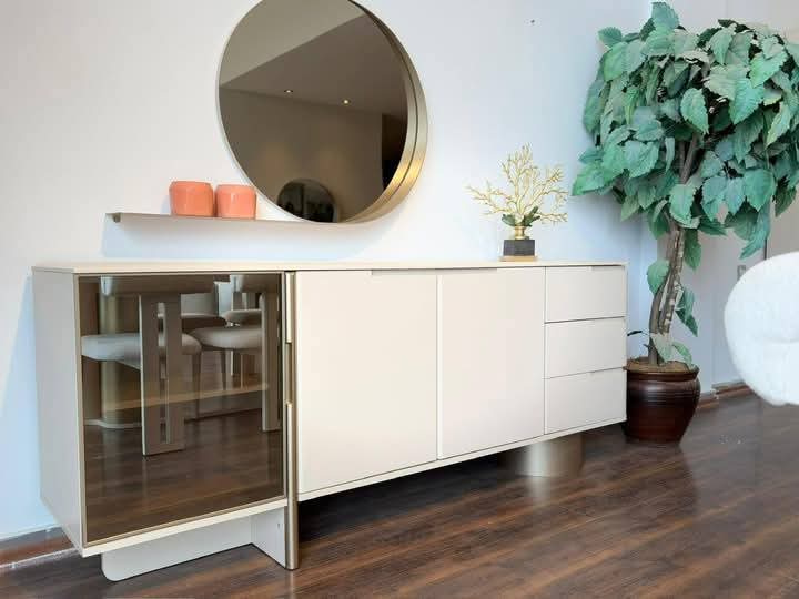 طقم سفرة مودرن 8 كراسي مع بوفيه ومرايا – تصميم راقٍ بلون بيج فاتح