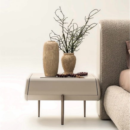 غرفة نوم "واحة" المودرن - سرير بتصميم انسيابي وتشطيبات راقية