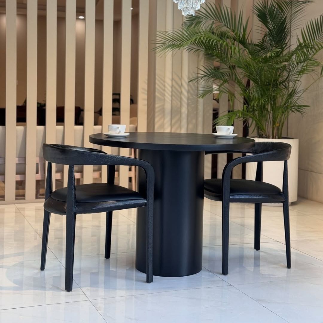 طقم كافيه "مينوس" - 4 كراسي خشب زان أسود وطاولة دائرية بقشرة أرو طبيعي