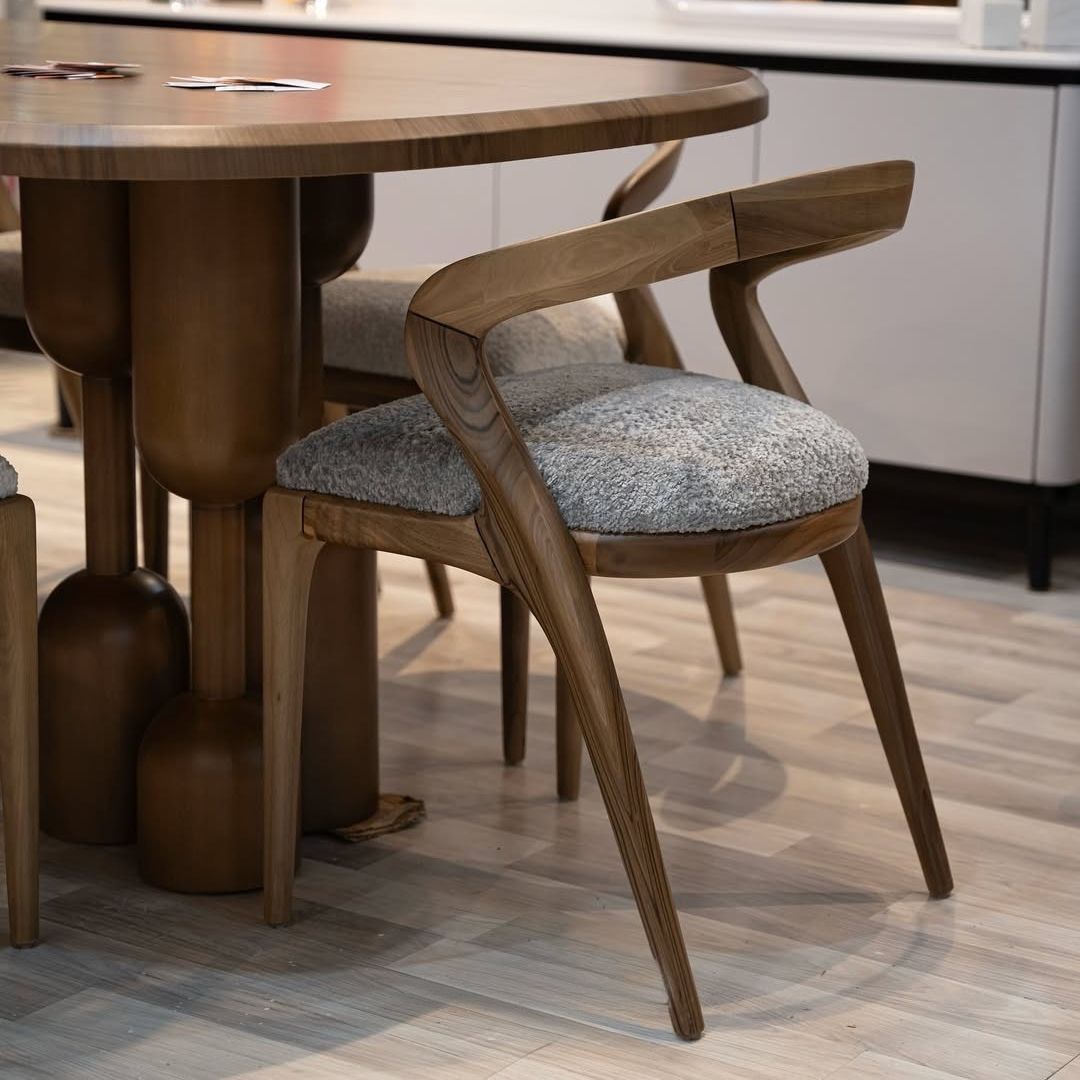 طقم سفرة بامبو - طاولة بيضاوية بقواعد منحوتة و 6 كراسي بتصميم Y