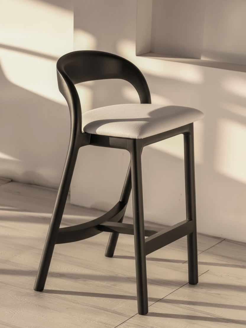كرسي بار كاونتر مودرن خشب زان بدهانات دوكو فرن أسود - ظهر منحني ومقعد قماش نسيج