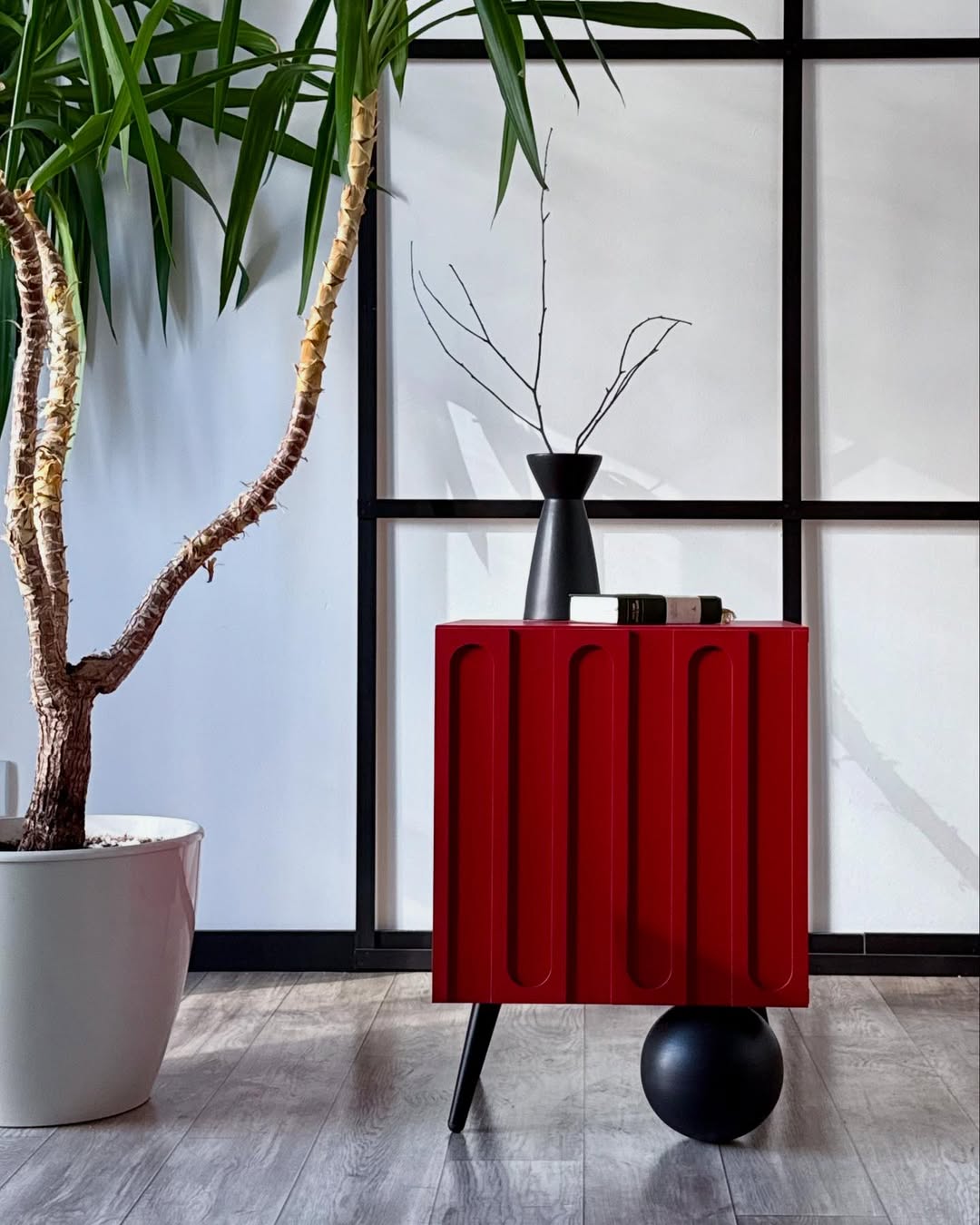 كومود "بومبي" - أحمر ناري وتصميم نحتي CNC