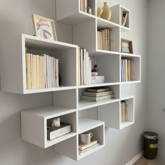 مكتبة حائط معلقة مودرن - أرفف خشبية بيضاء بتصميم هندسي متداخل
