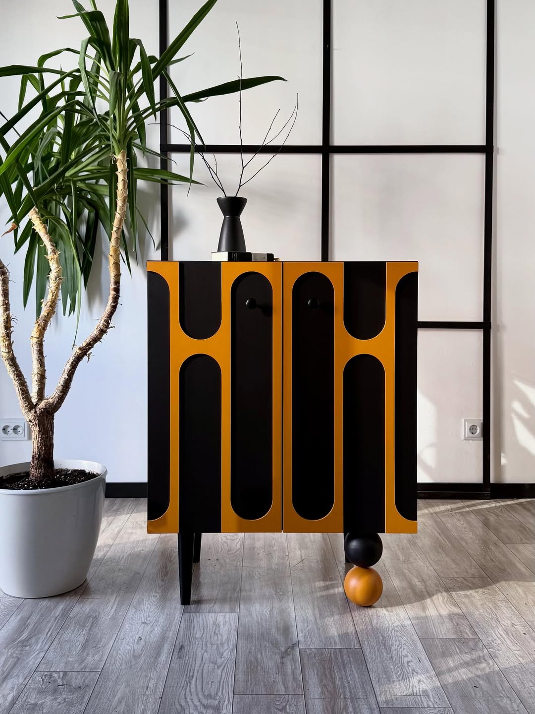 وحدة أوربيت الجانبية مودرن أسود وبرتقالي محروق بتصميم Art Deco وقاعدة كروية مزدوجة من رحايا.