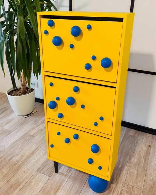 وحدة البهجة التخزينية مودرن أصفر ساطع بمقابض زرقاء كروية وتصميم فني جريء من رحايا.