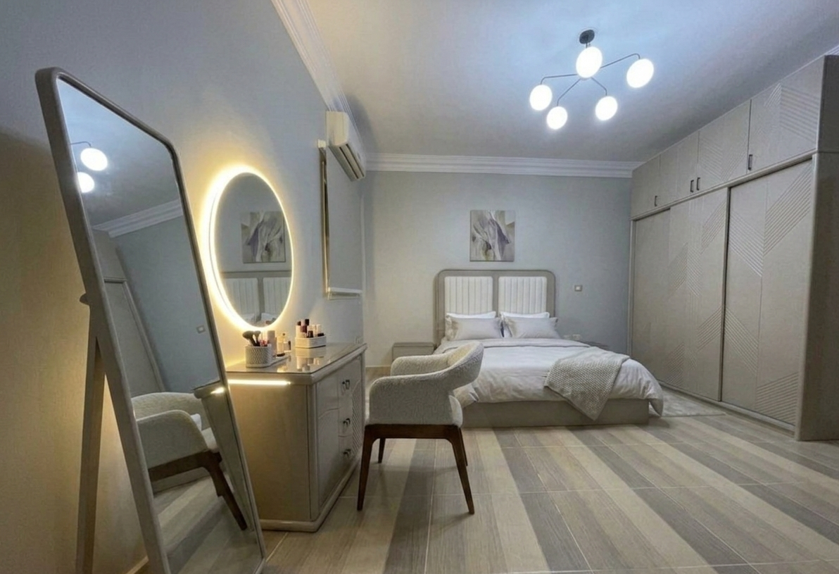 غرفة نوم شبابي متكاملة - تصميم هندسي راقي مع تسريحة بإضاءة LED ومرآة طولية