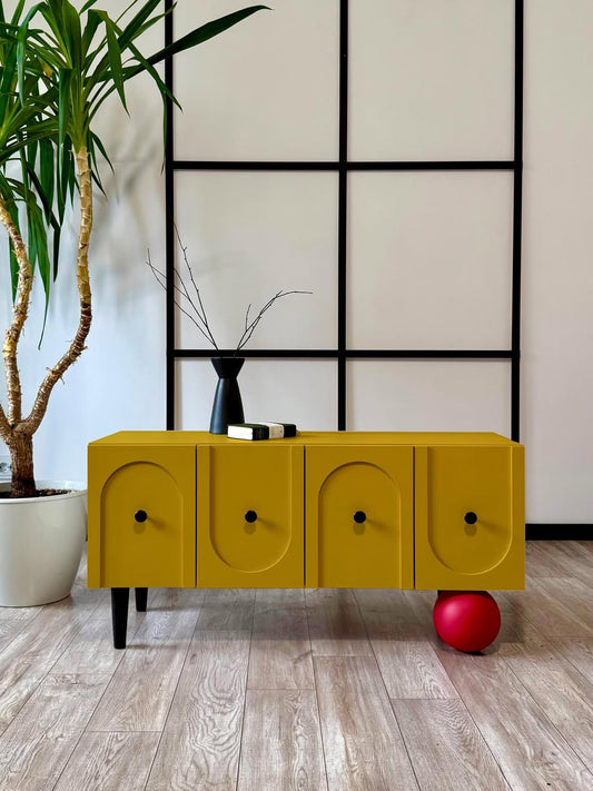 وحدة هارموني الجانبية مودرن بتصميم مقوس أصفر خردلي وبرقوقي داكن من رحايا لمدخل المنزل.