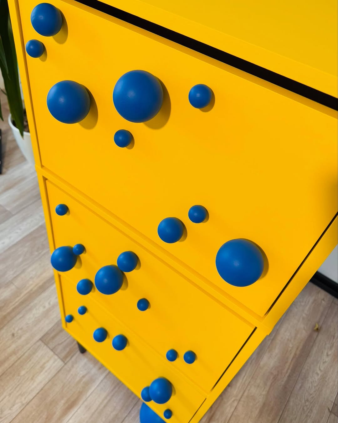 وحدة "البهجة" التخزينية المبتكرة - أصفر ساطع ومقابض فقاعات زرقاء