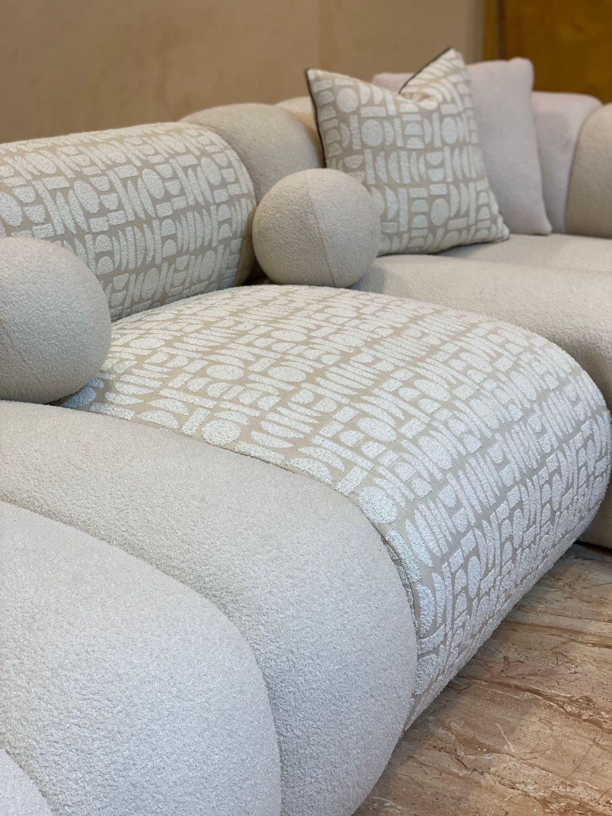 طقم ركنة وفوتيه "ديون آرت" - تصميم عالمي بتنفيذ خاص