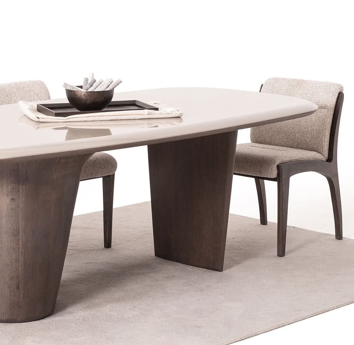 غرفة سفرة أبولو - طاولة برخام برتغالي بقاعدة نحتية وكراسي بوكليه