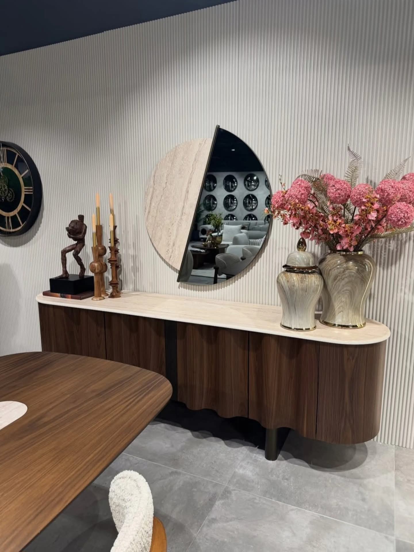 غرفة سفرة أوراس - 6 كراسي وتصميم منحني بخطوط خشبية طبيعية