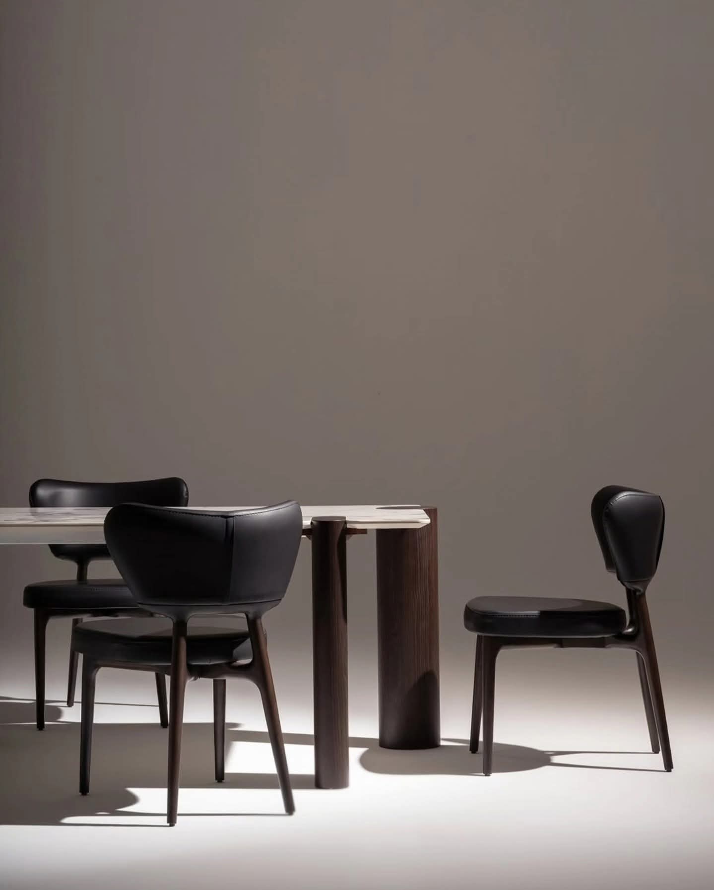 سفرة فيلوس - طاولة رخام بقواعد أسطوانية و 6 كراسي جلد