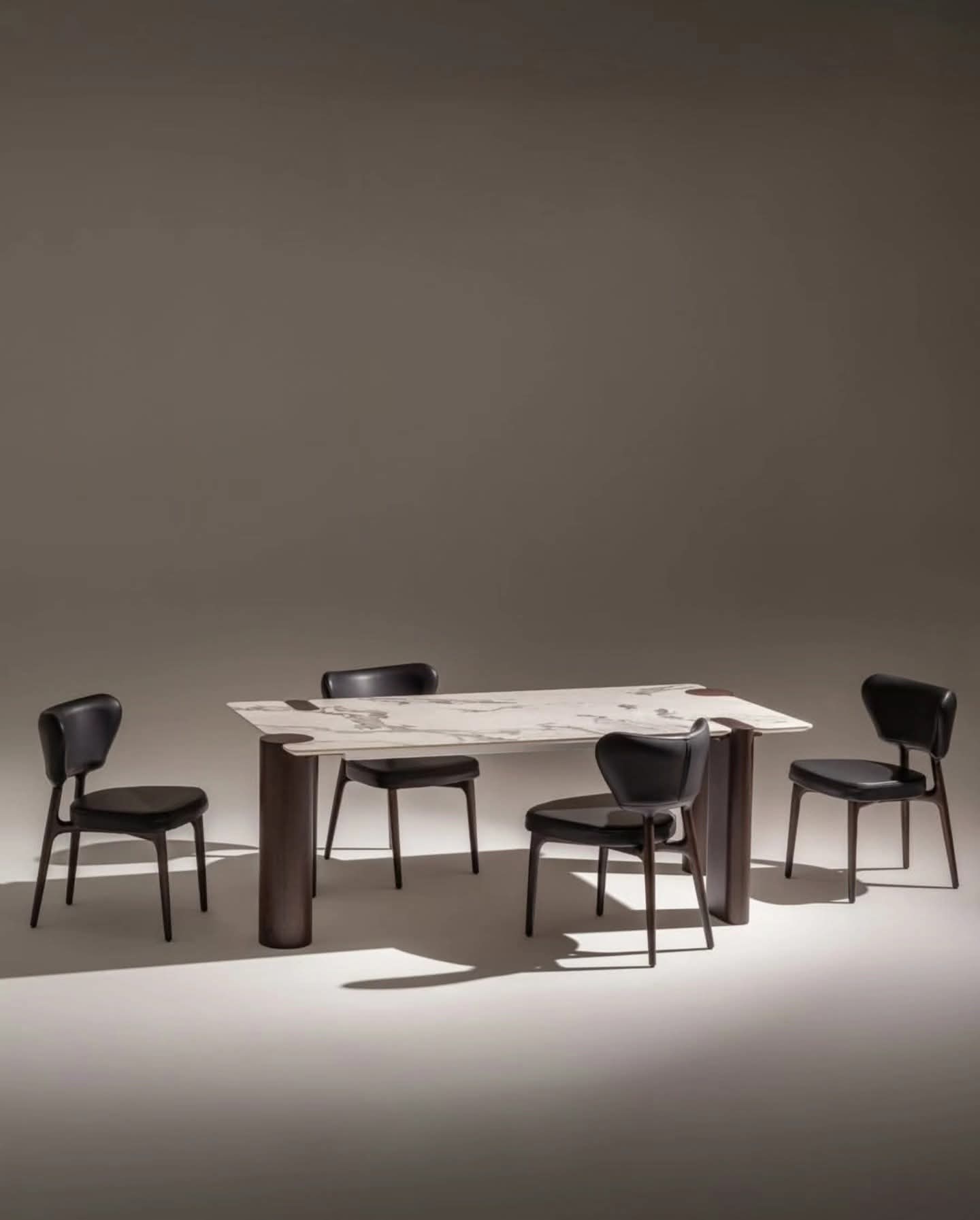 سفرة فيلوس - طاولة رخام بقواعد أسطوانية و 6 كراسي جلد