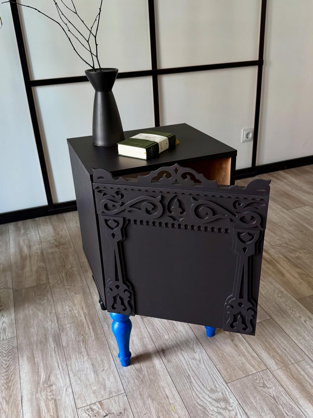 وحدة "آثار" - تصميم شرقي بالأسود الفخم والأرجل الزرقاء