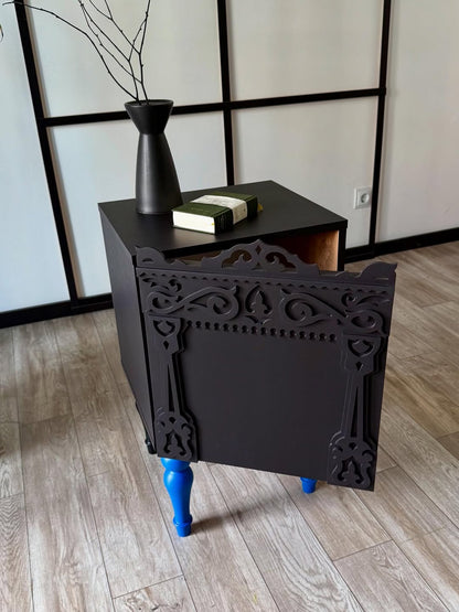 وحدة "آثار" - تصميم شرقي بالأسود الفخم والأرجل الزرقاء