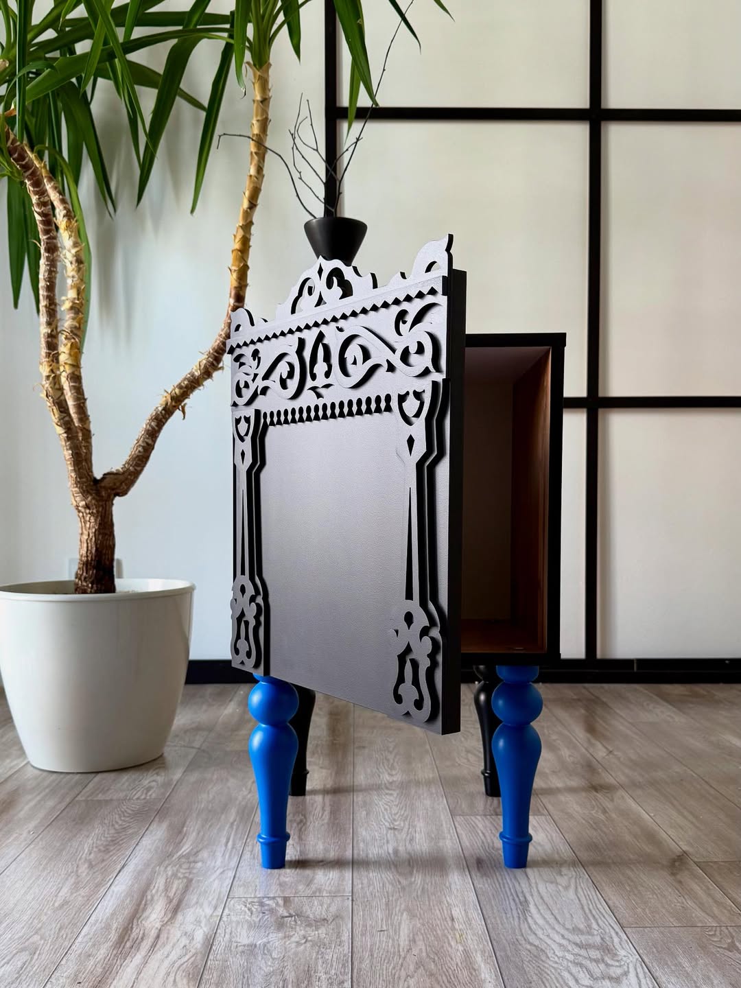 وحدة "آثار" - تصميم شرقي بالأسود الفخم والأرجل الزرقاء