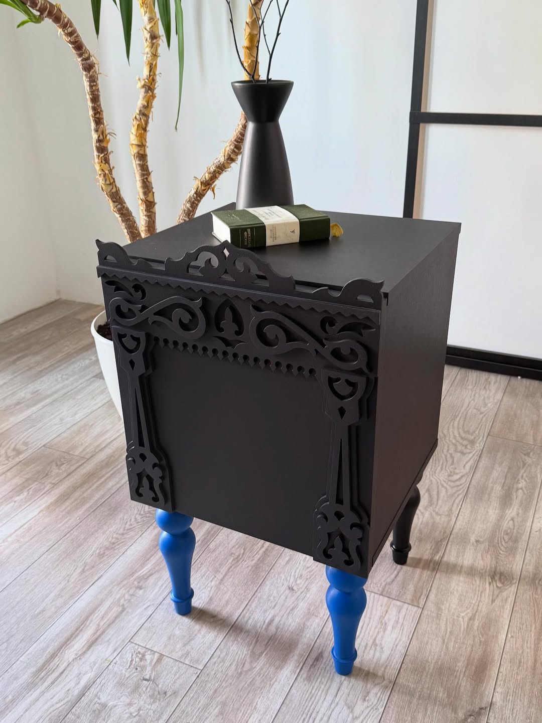 وحدة "آثار" - تصميم شرقي بالأسود الفخم والأرجل الزرقاء