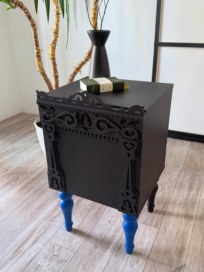 وحدة "آثار" - تصميم شرقي بالأسود الفخم والأرجل الزرقاء