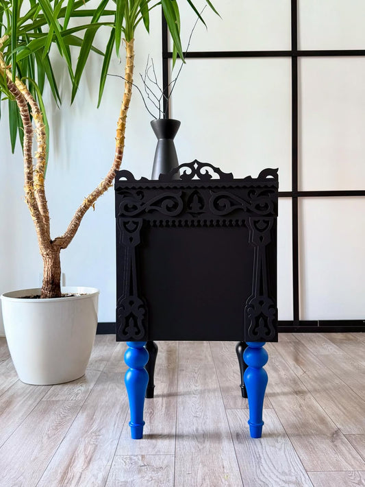 وحدة "آثار" - تصميم شرقي بالأسود الفخم والأرجل الزرقاء