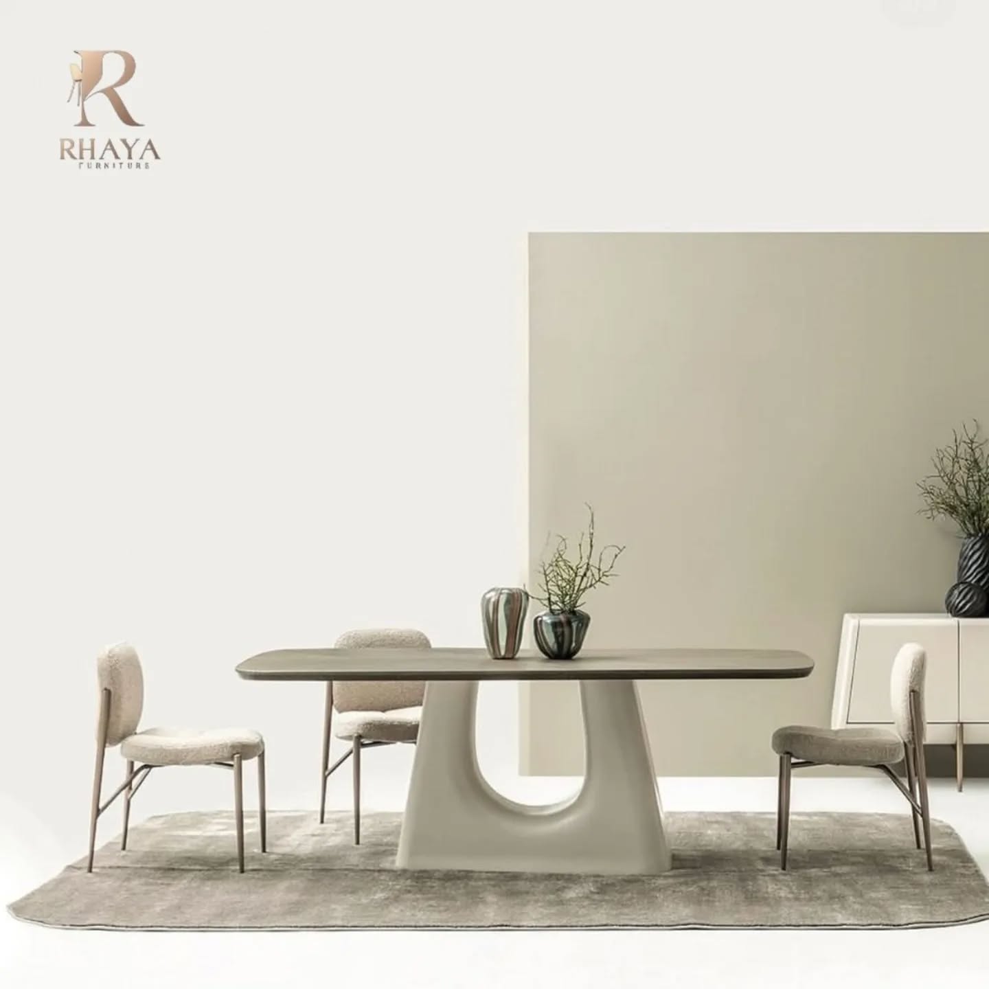 طقم سفرة أرينا - ترابيزة بقاعدة نحتية عصرية وكراسي قماش بوكليه