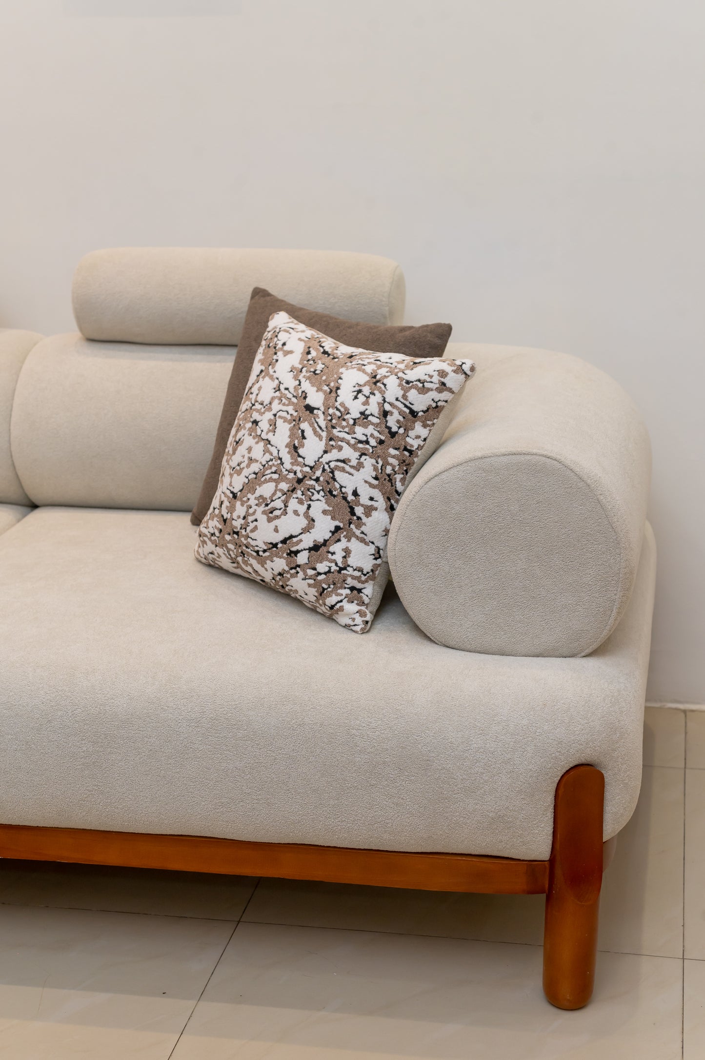 انتريه لينا - تصميم ايطالي مودرن بأرجل خشبية ظاهرة