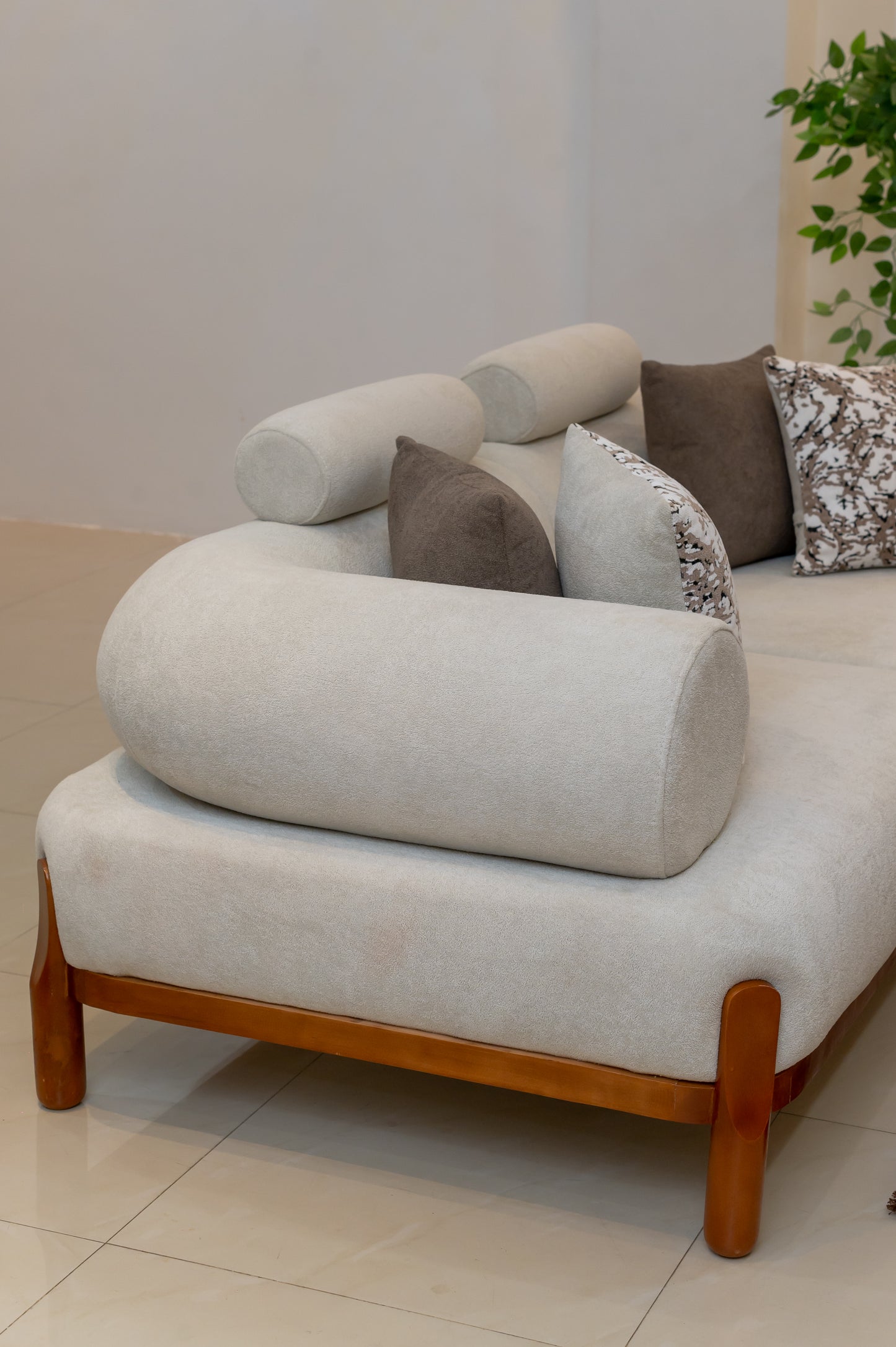 انتريه لينا - تصميم ايطالي مودرن بأرجل خشبية ظاهرة