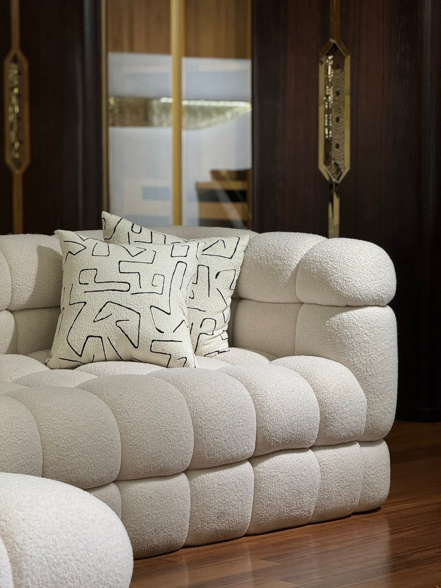 ركنة مودرن بتصميم فقاعي (bubbles) مع 3 طاولات وسط فاخرة – لون بيج فاتح