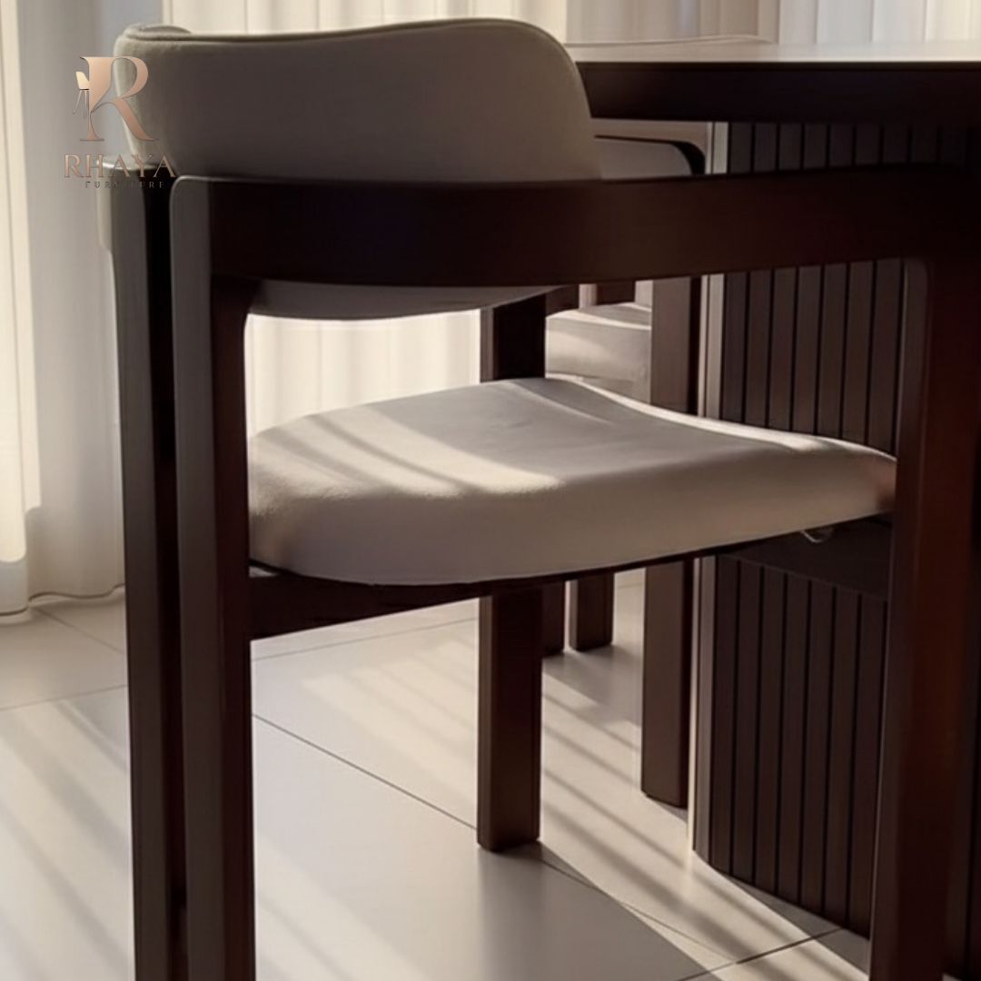 طاولة طعام "آيكون" فردانية - تصميم بيضاوي وقاعدة مُشرّحة