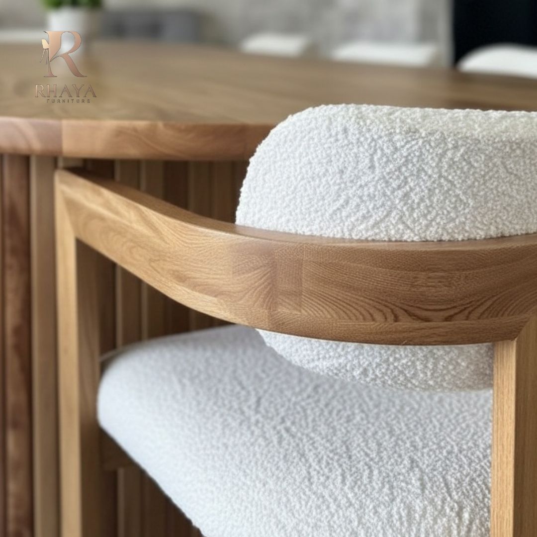 طاولة طعام "آيكون" فردانية - تصميم بيضاوي وقاعدة مُشرّحة