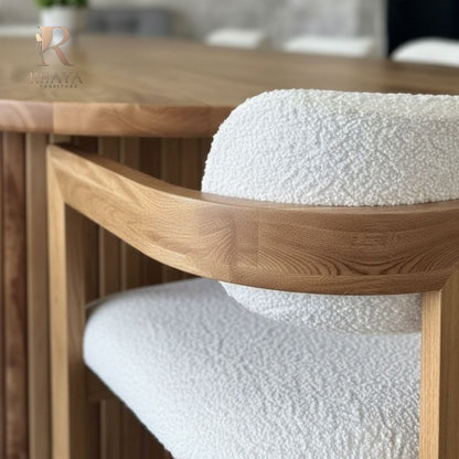 طاولة طعام "آيكون" فردانية - تصميم بيضاوي وقاعدة مُشرّحة