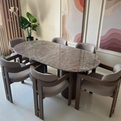 طاولة طعام "آيكون" فردانية - تصميم بيضاوي وقاعدة مُشرّحة