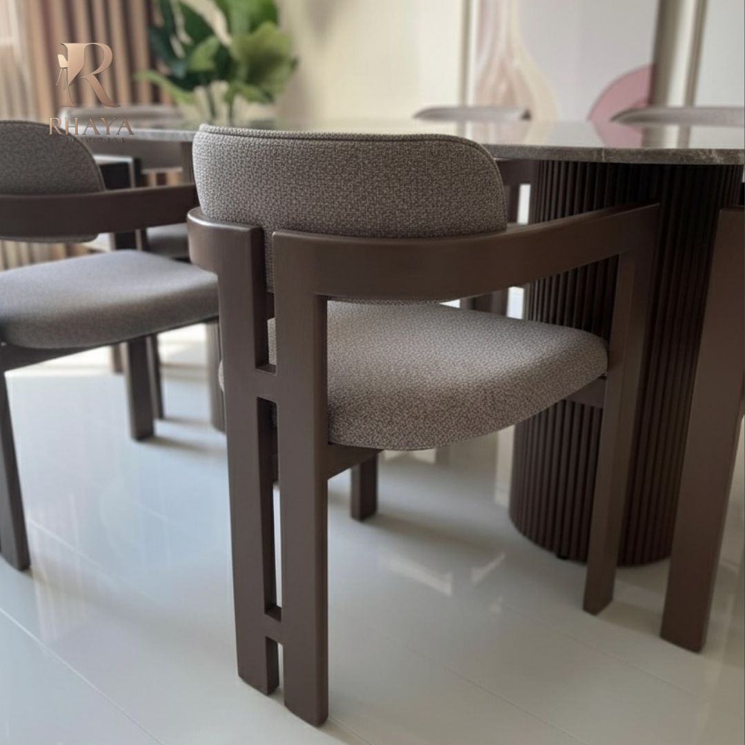 طاولة طعام "آيكون" فردانية - تصميم بيضاوي وقاعدة مُشرّحة