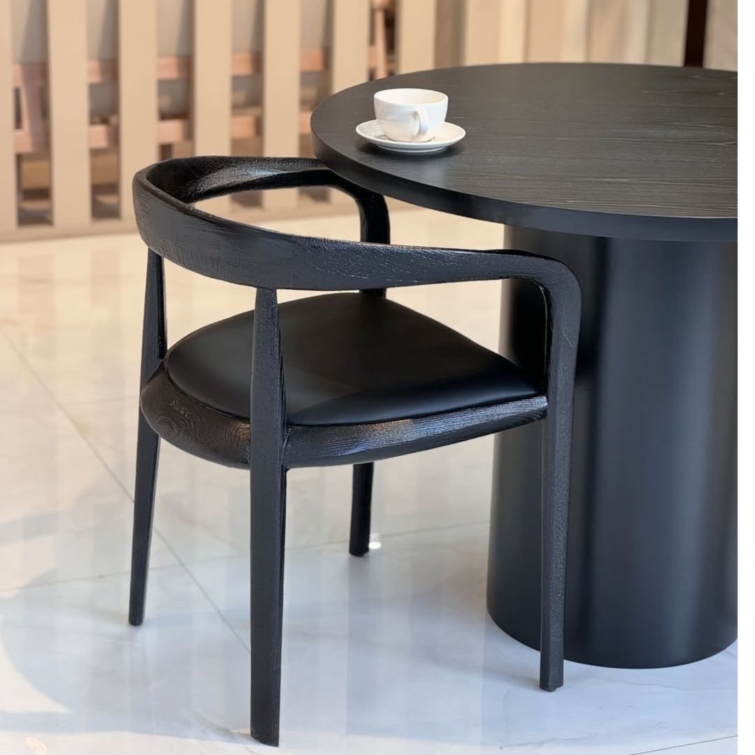 طقم كافيه "مينوس" - 4 كراسي خشب زان أسود وطاولة دائرية بقشرة أرو طبيعي