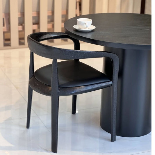 طقم كافيه مينوس طاولة دائرية سوداء وكراسي خشب زان من رحايا للمساحات الصغيرة.