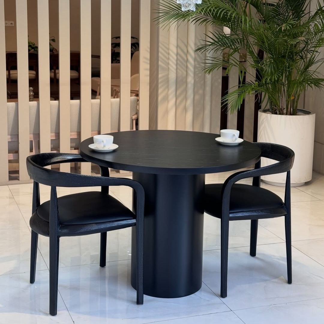 طقم كافيه "مينوس" - 4 كراسي خشب زان أسود وطاولة دائرية بقشرة أرو طبيعي