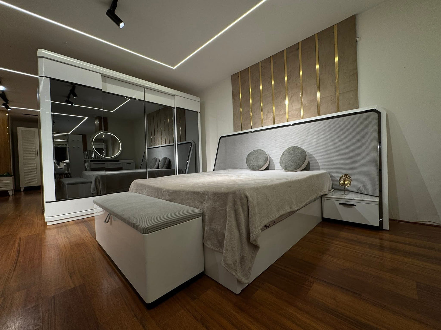 غرفة نوم مودرن كاملة كريستال(مشهد جانبى) أبيض ورمادي - خشب كونتر بضمان 5 سنوات - رحايا