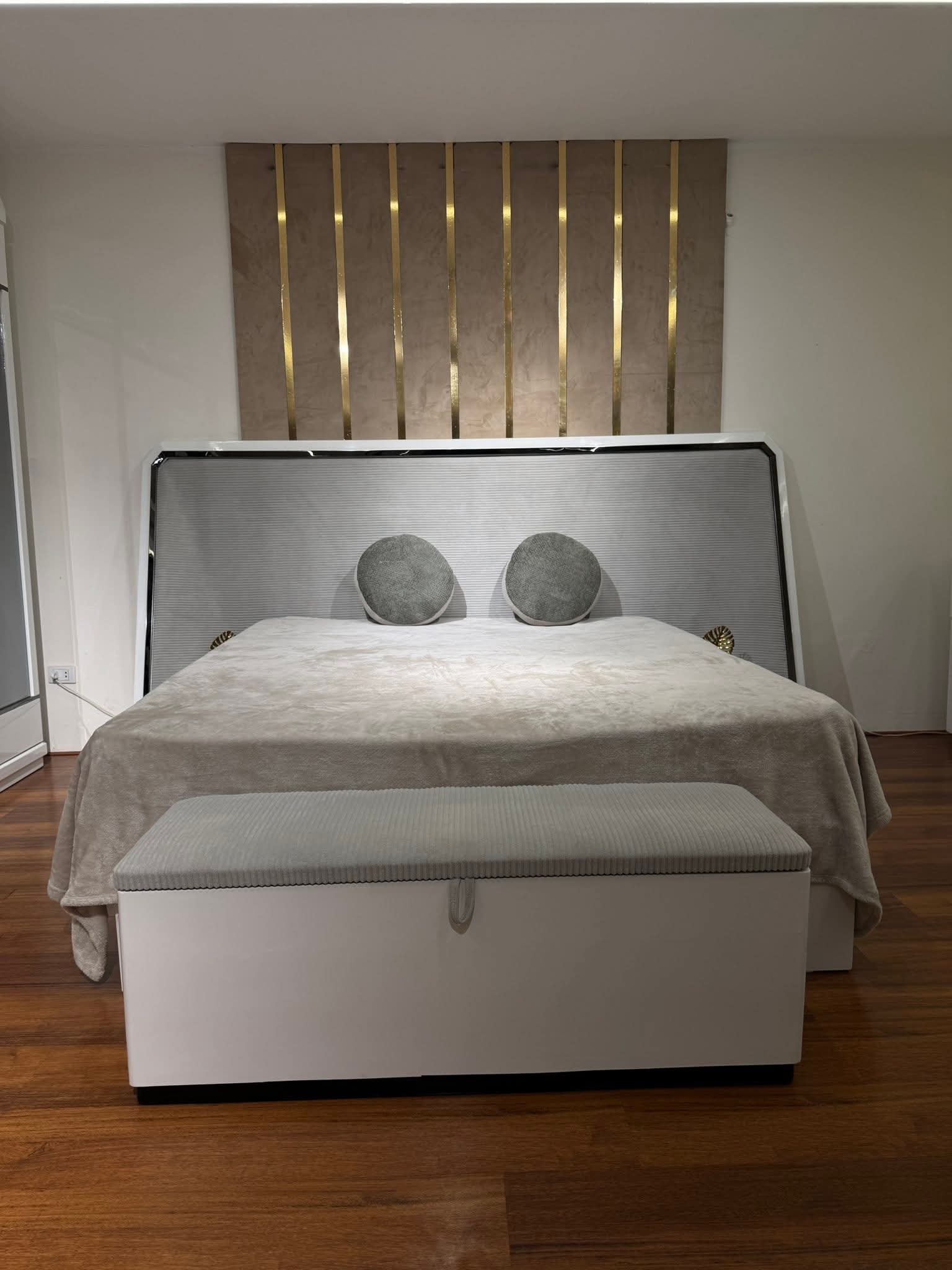 سرير غرف نوم مودرن كينج بتنجيد رمادي فاخر وتصميم فندقي موديل 2026