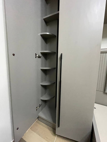 غرفة نوم built in  متكاملة - تصميم ذكي مع حلول تخزين مدمجة وتسريحة أنيقة