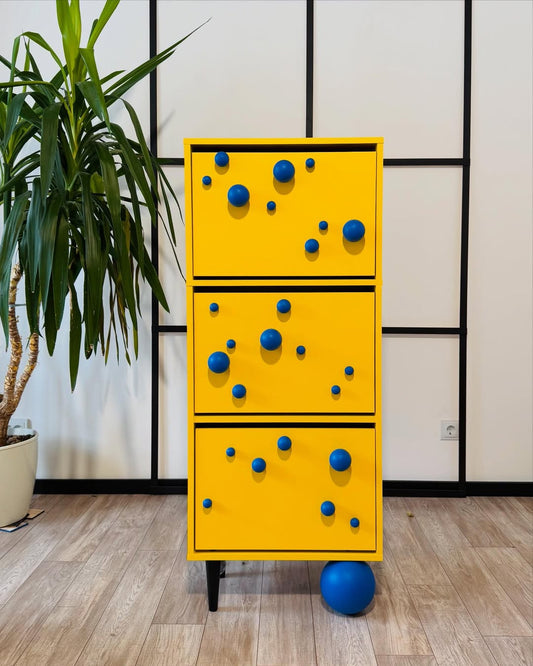 وحدة "البهجة" التخزينية المبتكرة - أصفر ساطع ومقابض فقاعات زرقاء