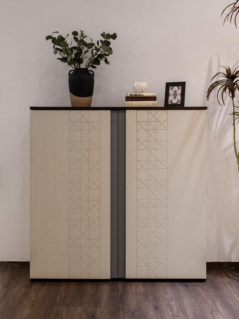 خزانة "بيلا" الجانبية - نقش هندسي دقيق وسطح خشبي بلونين