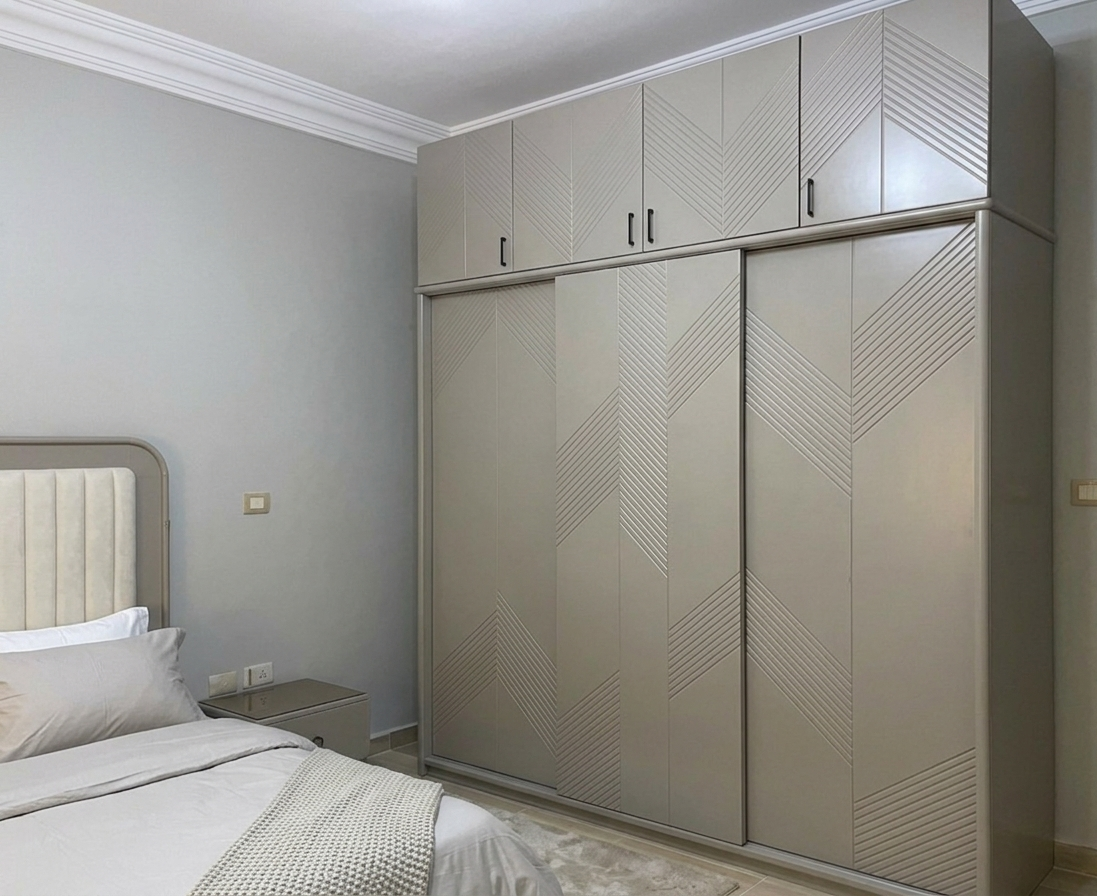 غرفة نوم شبابي متكاملة - تصميم هندسي راقي مع تسريحة بإضاءة LED ومرآة طولية