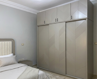 غرفة نوم شبابي متكاملة - تصميم هندسي راقي مع تسريحة بإضاءة LED ومرآة طولية