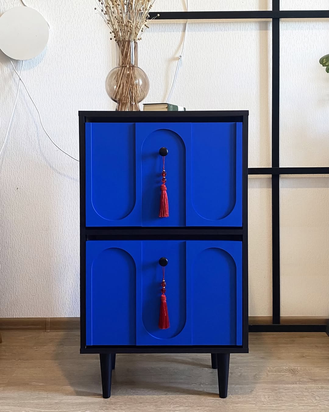 وحدة "آرت ديكو" متعددة الاستخدامات بتصميم أزرق كهربائي جريء